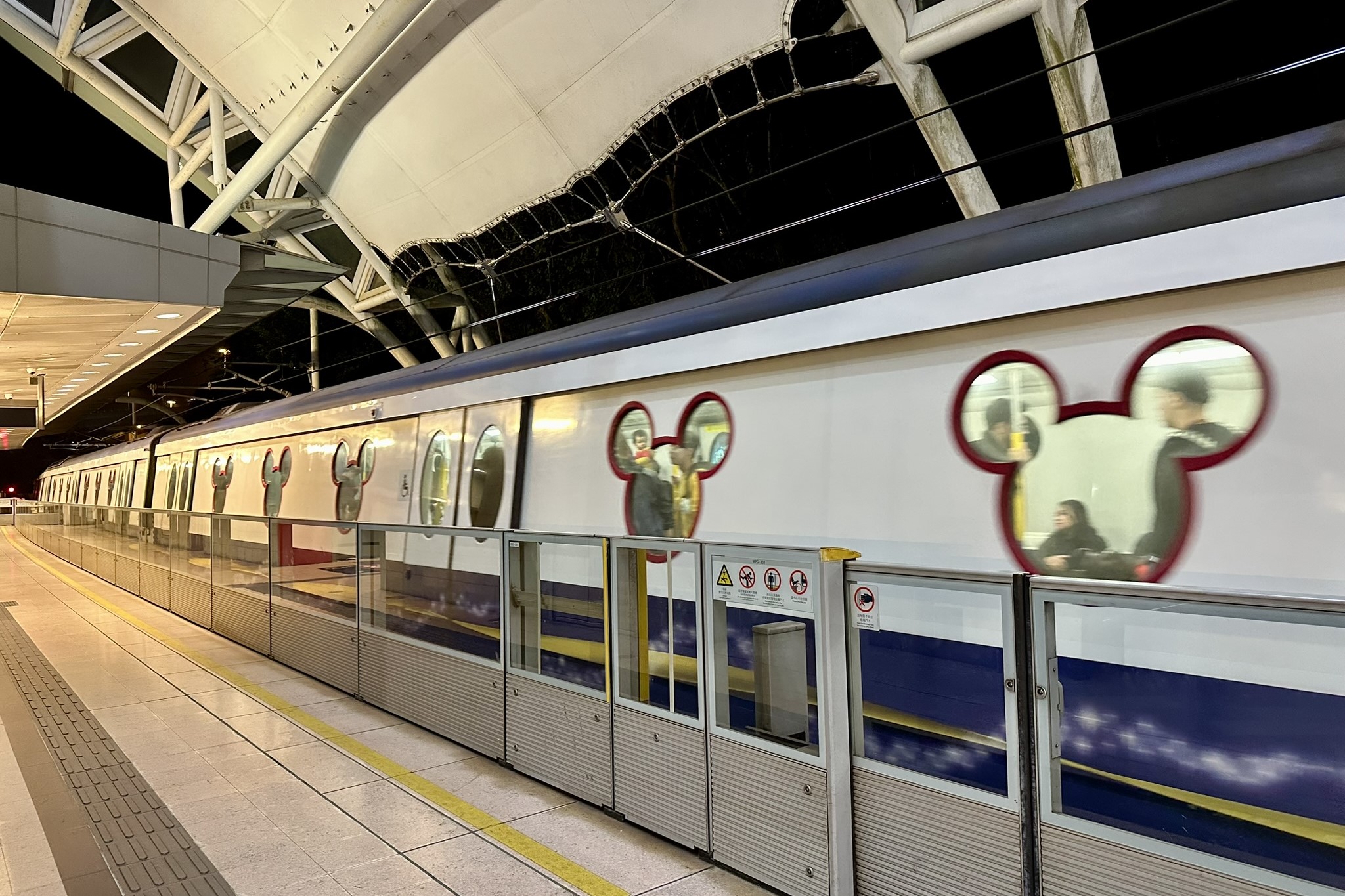 香港ディズニーランド　香港国際空港　アクセス　タクシー　電車　MTR　エアポートエクスプレス　ディズニーリゾートライン