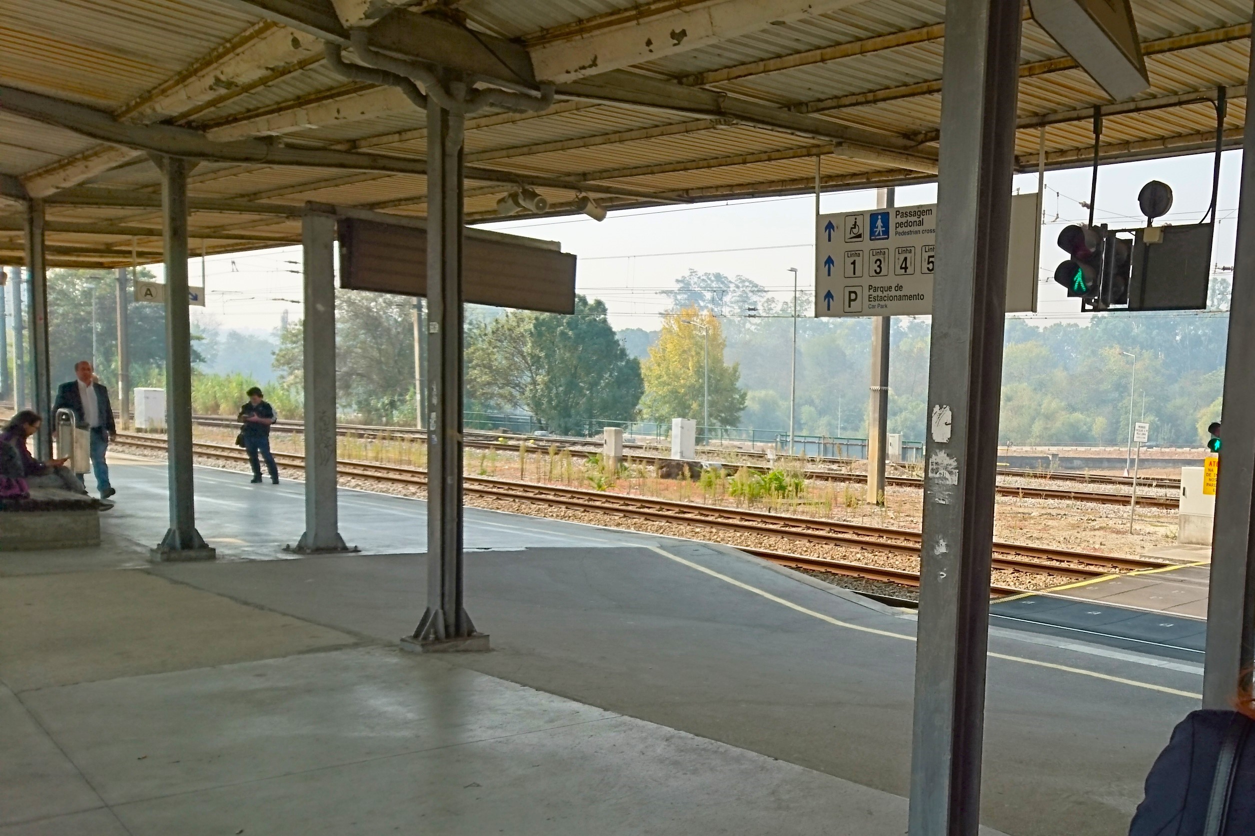 特急列車が止まるCoimbra-B駅